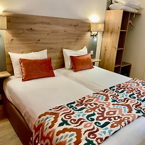 Derby Eiffel Otel Paris